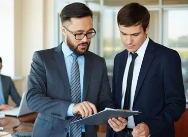 Provides expertise on legal matters and compliance. - 海星体育